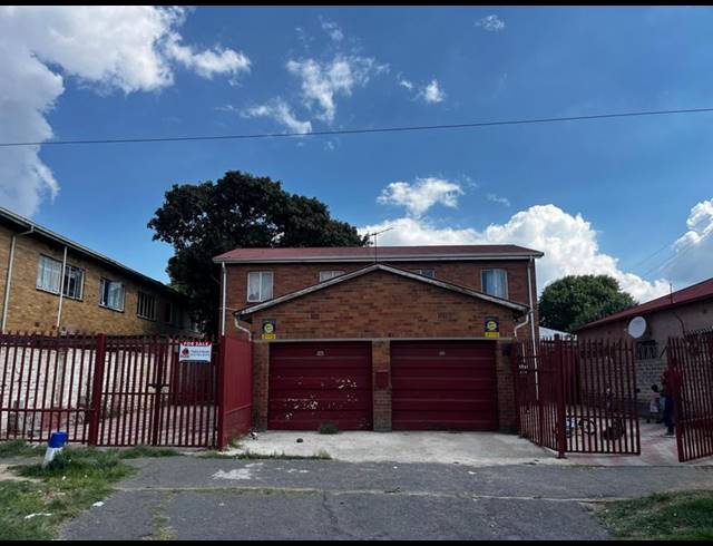 8 BEDROOM DUPLEX FOR SALE IN ROSETTENVILLE